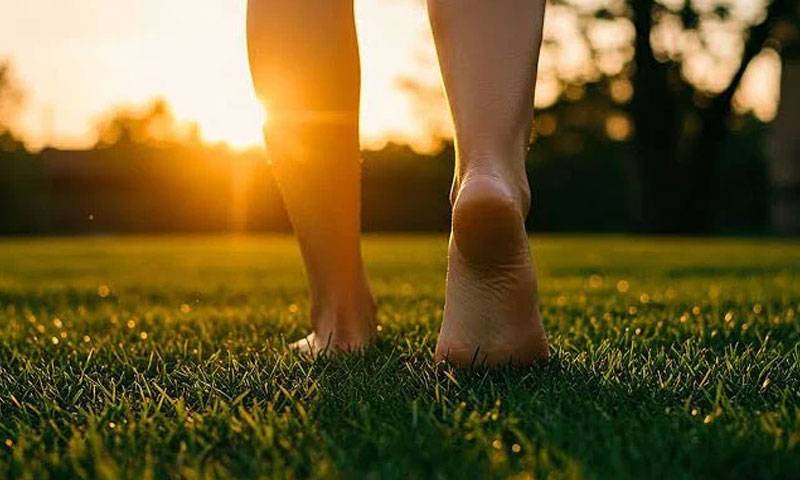 ماہرین قلب کا روزانہ 15 سے 30 منٹ ننگے پاؤں چلنے کا مشورہ