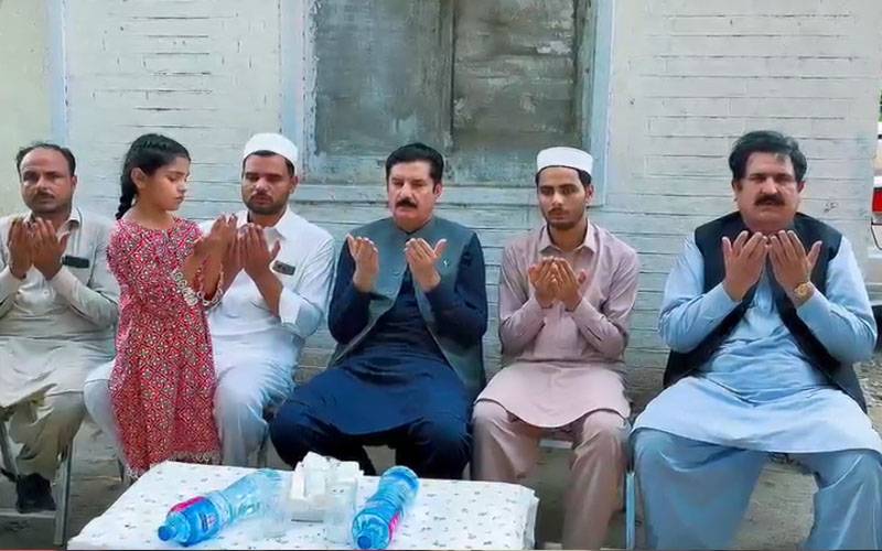  گورنر خیبر پختونخوا کی شہید ڈی ایس پی دیار خان کے گھر آمد، فاتحہ خوانی اور اہلخانہ سے تعزیت