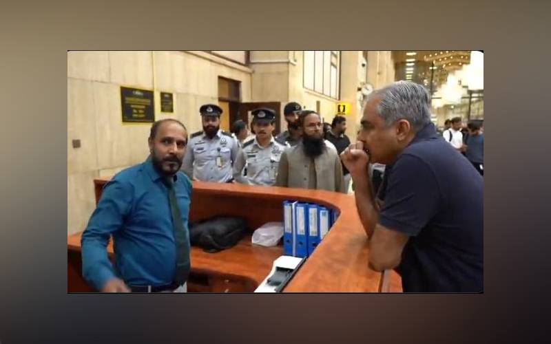محسن نقوی کا جناح انٹرنیشنل ایئرپورٹ کا دورہ، کاؤنٹرز پر امیگریشن پراسیس کا جائزہ لیا 