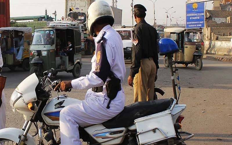 کراچی میں ٹریفک پولیس اہلکار دوران ڈیوٹی دل کا دورہ پڑنے سے انتقال کرگیا  