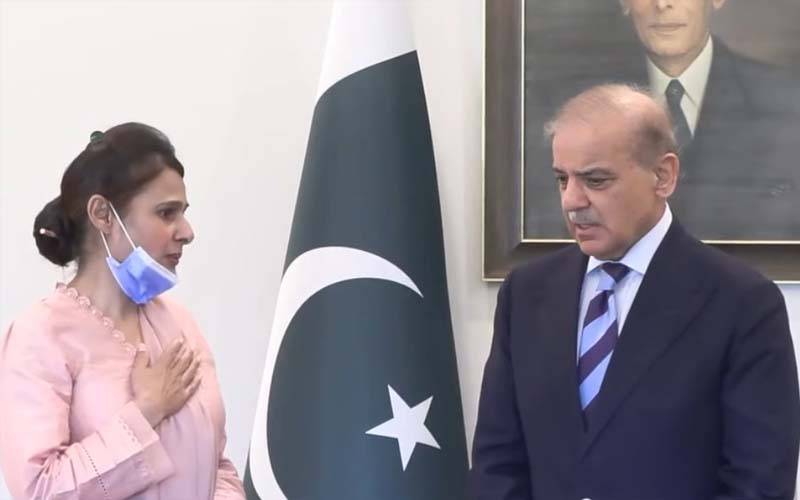 وزیراعظم کا نرس رضیہ نورین کو ایک کروڑ روپے کا چیک، بہادری پر خراج تحسین