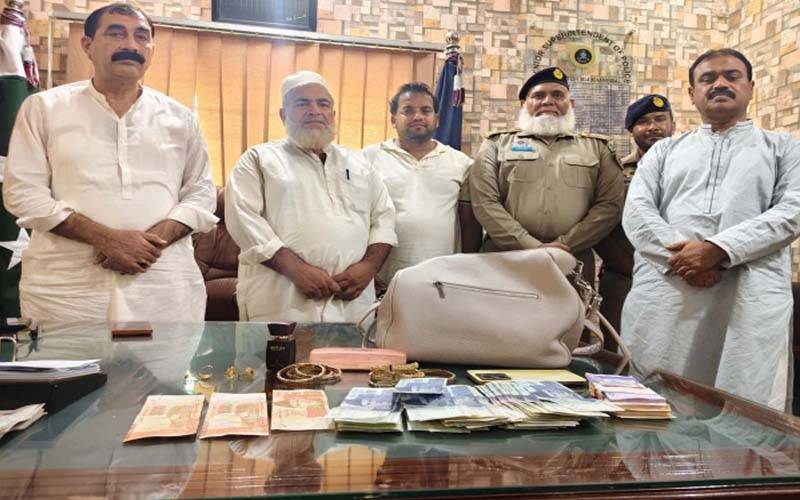 مسافر 18 لاکھ روپے کے سامان سے بھرا بیگ گرا کر چلا گیا، موٹروے پولیس نے واپس کردیا