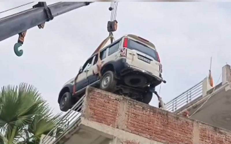 چوروں سے بچانے کیلئے جیپ چھت پر پارک