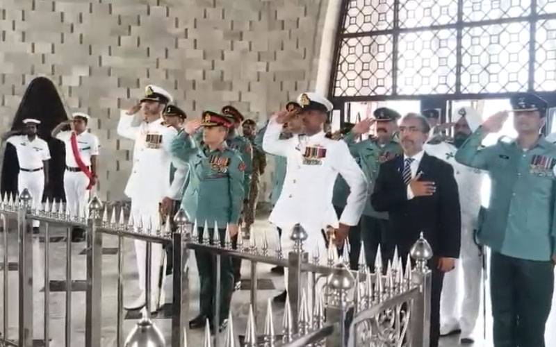 سندھ رینجرز کے ڈائریکٹر جنرل  کی بانی پاکستان قائداعظم محمد علی جناح کے مزار پر حاضری
