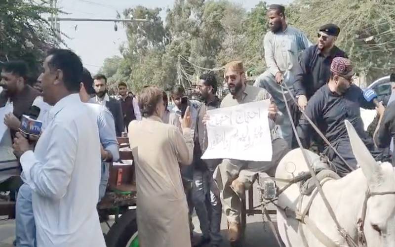  پی ٹی آئی ارکان کاسندھ اسمبلی کے باہر انوکھا احتجاج