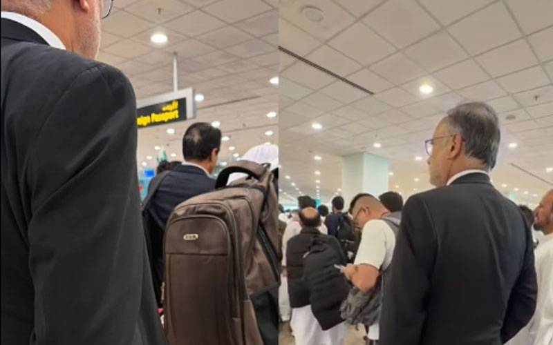  احسن اقبال کا ائیرپورٹ پر عام مسافروں کے ساتھ باری کا انتظار ، ویڈیو وائرل ہو گئی
