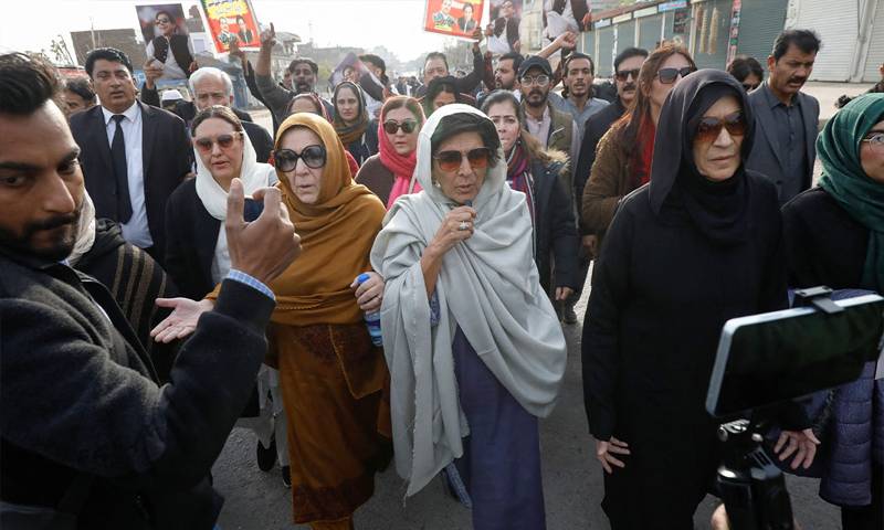 عمران خان کی بہنوں نورین نیازی اور عظمیٰ خان کو بھی گرفتار کرلیا گیا 