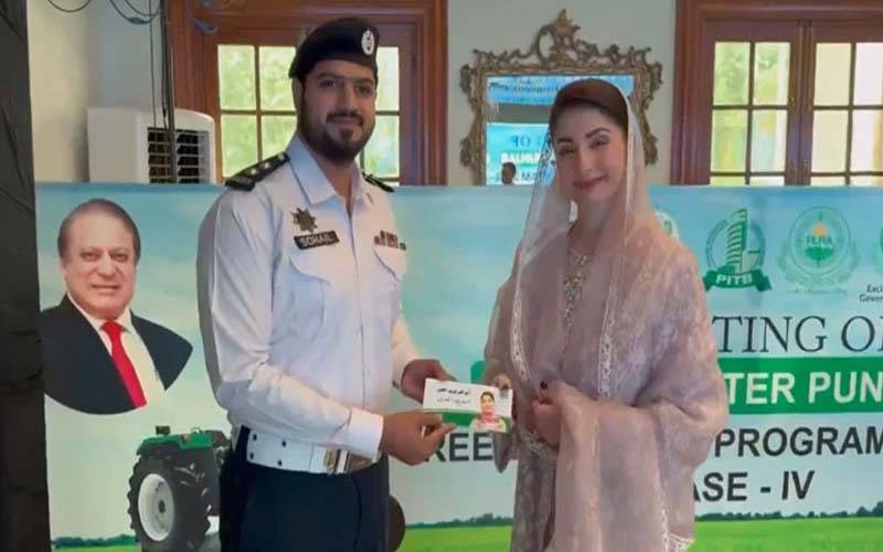 وزیراعلیٰ پنجاب کی بھاری نقدی سمیت بیگ مالک کو پہنچانے والے ٹریفک وارڈرن کو شاباش