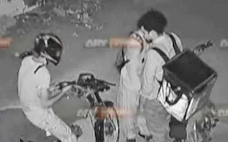  ایک بار پھر بھوکے ڈاکوؤں نے ڈیلیوری بوائے سے کھانا لوٹ لیا