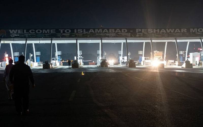 موٹر وے ایم ون اسلام آباد ٹول پلازہ تا چھچھ بند کر دی گئی