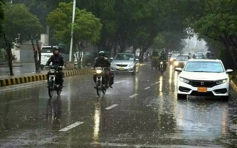 لاہور کے مختلف علاقو ں میں بارش کے بعد موسم خوشگوار