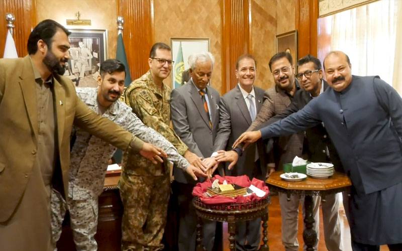 وزیراعظم شہباز شریف کی سالگرہ، گورنر سندھ نے گورنر ہاؤس میں کیک کاٹا