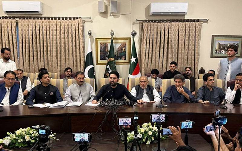  لانگ مارچ ملتوی کرنےکی تجویز کہاں سے آئی؟ پی ٹی آئی سیاسی کمیٹی کے اجلاس کی اندرونی کہانی سامنے آگئی
