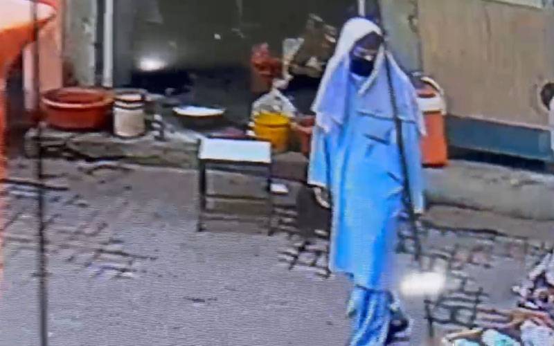 دلیر  ڈاکو   دن دیہاڑے دوکان سے چھ کلو چاندی لوٹ کر لے گئے ، ویڈیو سامنےآگئی