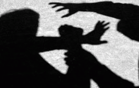 بااثر افراد  کی 2 بہنوں  کو گھسیٹ کر کار میں ڈالنے کی کوشش۔ایک کی انگلی ہی نوچ ڈالی