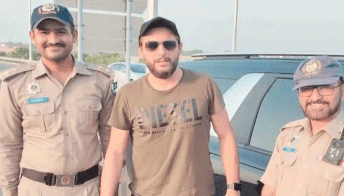 قومی آل راؤنڈر،شاہد آفریدی،چالان،ٹریفک پولیس