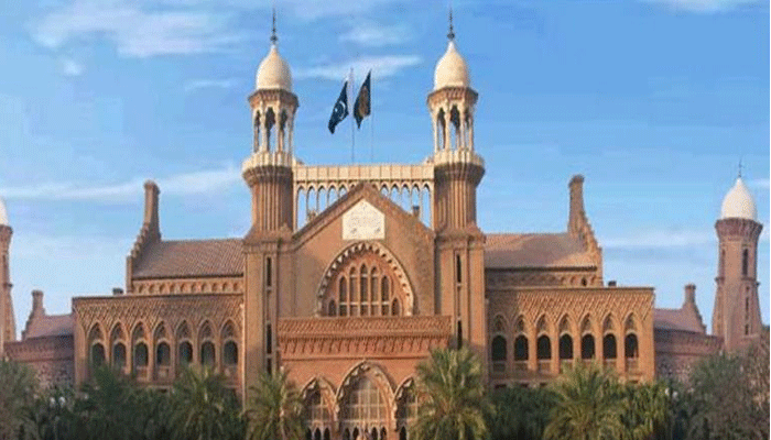 فارن فنڈنگ معاملے پر سیاسی جماعتوں کے پابندی کا اقدام لاہور ہائیکورٹ میں چیلنج کر دیا گیا۔ عدالت نے درخواست ناقابل سماعت قرار دے کر مسترد کر دی
