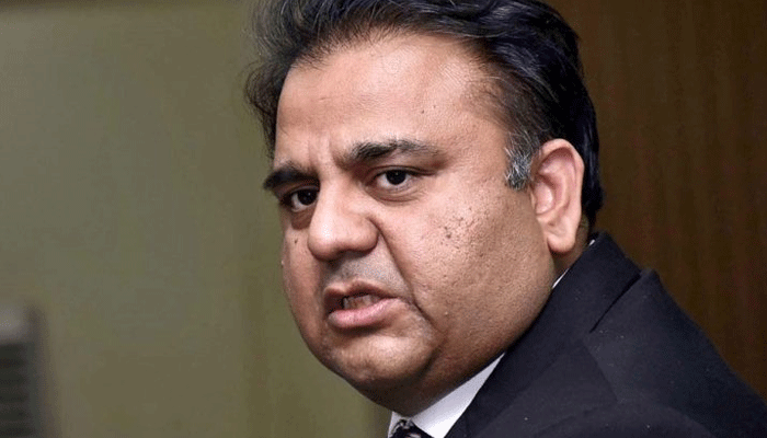 شہباز گل کی گرفتاری کے بعد سیاسی کشیدگی میں تیزی سے اضافہ ہونے لگا۔ اس سلسلے میں پی ٹی آئی رہنما فواد چودھری اپنی حکومت پر برس پڑے