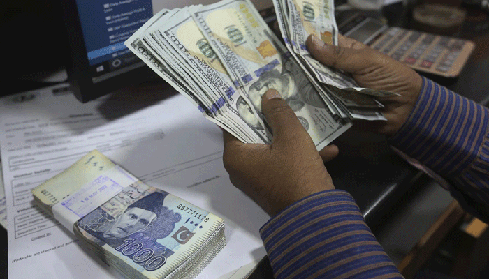 انٹربینک میں ڈالر کی قیمت میں اتار چڑھاؤ کا رجحان جاری ہے۔