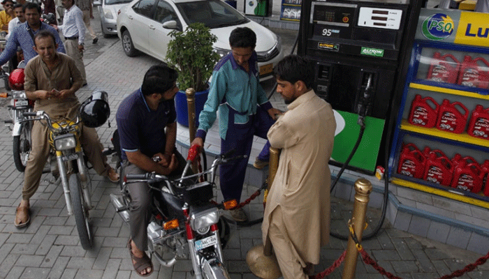 لاہور ہائیکورٹ نے پیٹرولیم مصنوعات کی قیمتوں میں اضافے کیخلاف متفرق درخواست پر وزارت پیٹرولیم ، اوگرا سمیت دیگر فریقین سے 13 ستمبر کو جواب طلب کرلیا۔ عدالت نے آئندہ سماعت پر پیٹرولیم مصنوعات کی قیمتوں کے تعین کا طریقہ کار بھی طلب کرلیا