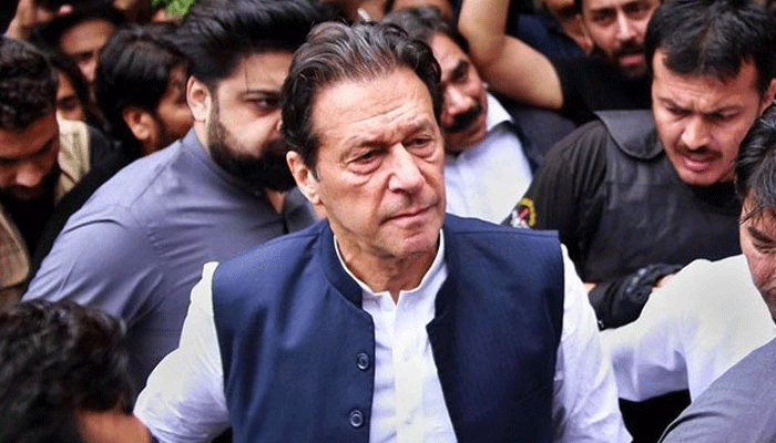 سابق وزیرعظم و چیئرمین پی ٹی آئی عمران خان جے آئی ٹی کے سامنے پیش ہوگئے۔ عمران خان سے 20 منٹ تک تفتیش کی گئی