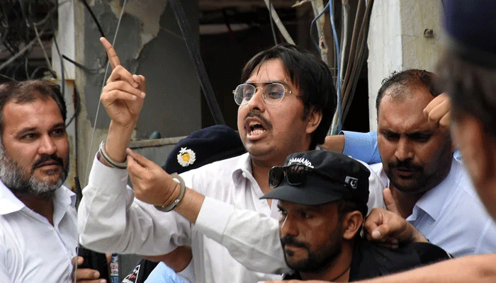 شہباز گل کی ضمانت بعداز گرفتاری کیس میں چیف جسٹس اسلام آباد ہائیکورٹ نے ریمارکس دیئے کہ یہ بنچ بغاوت کو نہیں مانتا، اس کے علاوہ دلائل دیں