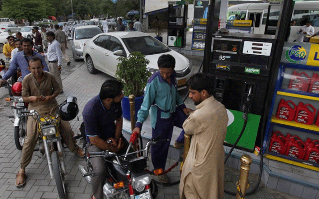 حکومت نے پیٹرولیم مصنوعات کی قیمتوں میں ردوبدل کردیا۔ وزارت خزانہ کے مطابق پیٹرول کی قیمت میں ایک روپے 45 پیسے کا اضافہ کیا گیا ہے
