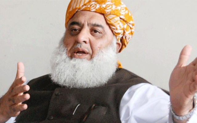 مولانا فضل الرحمان نے کہا ہے کہ سیلاب زدہ علاقوں میں پانی سمندر کی طرح کھڑا ہے، ابھی تک لوگوں کو ریسکیو کیا جا رہا ہے
