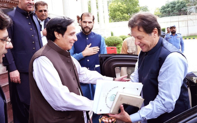 سابق وزیراعظم عمران خان وزیراعلیٰ آفس پہنچے جہاں پرویز الہی نے چیئرمین پاکستان تحریک انصاف عمران خان خا خیر مقدم کیا۔ عمران خان سے وزیراعلیٰ پرویز الہی نے ملاقات کی