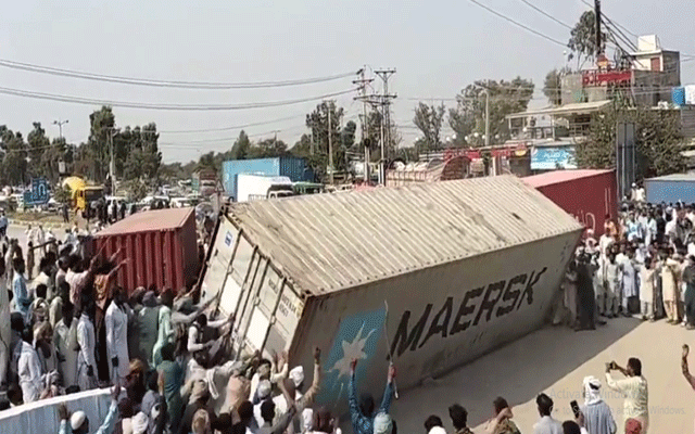 مطالبات کے حق میں کسان اتحاد کا دوسرے روز بھی احتجاج جاری ہے۔ کسانوں نے ڈی چوک جانے کا اعلان کر دیا جبکہ پولیس نے کسانوں کو ڈی چوک جانے سے روک دیا