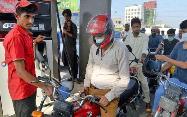 حکومت نے یکم اکتوبر سے پیٹرولیم مصنوعات پر لیوی میں ردو بدل کردیا ۔ ہائی سپیڈ ڈیزل پر لیوی پانچ روپے بڑھا دی گئی، پیٹرول پر لیوی پانچ روپے کم کر دی گئی۔