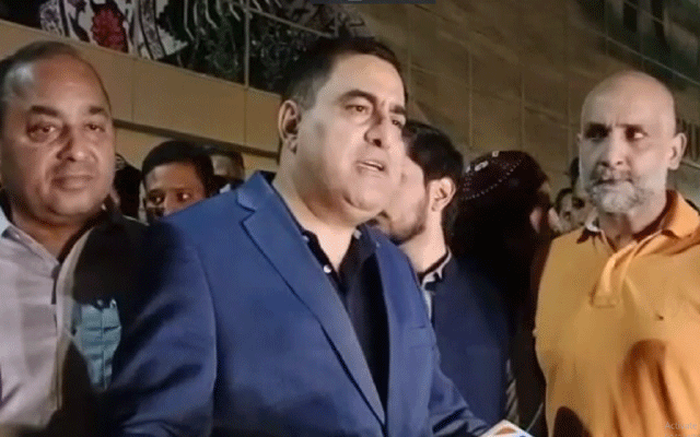 نجی مال میں آگ لگنے کے واقعہ پر جنرل منیجر عامر خواجہ نے کہا ہے کہ ایک چھوٹا سے آگ کا واقعہ تھا جو باہر نکلا، آگ کی وجہ سے مال کے اندر کوئی نقصان نہیں ہوا