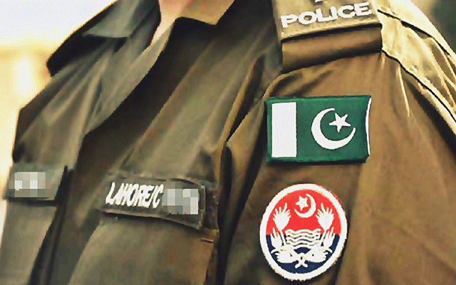 نارنگ منڈی میں 8 افراد کے قتل کے معاملے پر مجرمانہ غفلت کے مرتکب پولیس اہلکاروں کو انسداد دہشت گردی عدالت میں پیش کیا گیا، عدالت نے سابق ایس ایچ او سمیت پانچ پولیس اہلکاروں کا چار روزہ جسمانی ریمانڈ منظور کرلیا