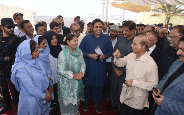 وزیراعظم نے کہا ہے کہ تھر میں جو بجلی بن رہی ہے اس میں فیول کا خرچ ساڑھے 3 روپے ہے، تھر میں جو بجلی پیدا ہوگی وہ 10 روپے فی یونٹ تک ہوگی، منصوبے سے آلودگی بھی پیدا نہیں ہو رہی، آلودگی کو مکمل طور پر کنٹرول کیا جا رہا ہے