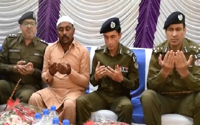 آئی جی پنجاب فیصل شاہکار نے شہید سب انسپکٹر سرور اکرم کی بیوہ کو نوکری اور نقدی رقم دینے کا اعلان کر دیا