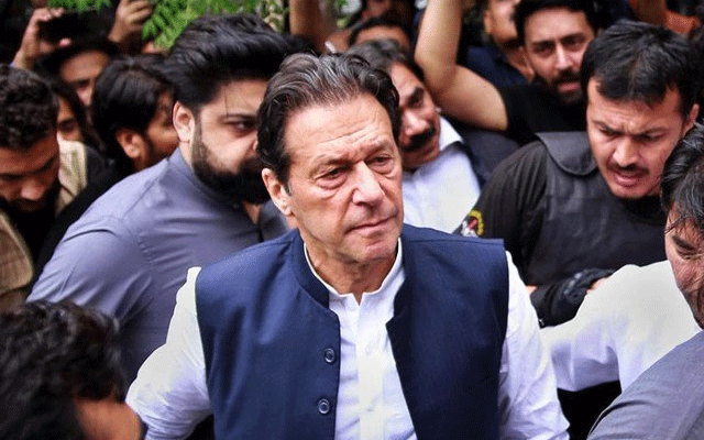 ممنوعہ فنڈنگ کیس میں چئیرمین پی ٹی آئی عمران خان کا آج اسپیشل جج سنٹرل کی عدالت میں پیش ہونے کا امکان ہے۔ عمران خان کے وکلاء نے عبوری ضمانت کی درخواست تیار کر لی