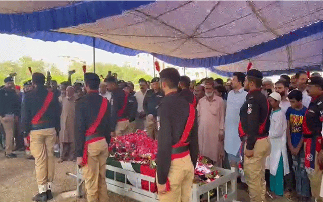 پاک کالونی میں پولیس مقابلے کے دوران شہید اہلکار کی نماز جنازہ گارڈن ہیڈ کوارٹرز ادا کر دی گئی