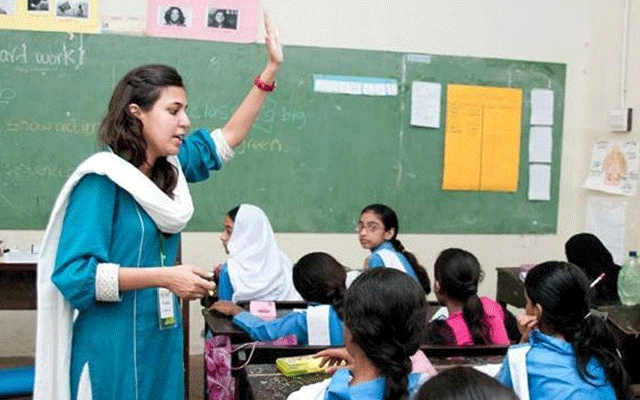 پنجاب میں سکول اساتذہ کے تبادلوں کی پالیسی میں نرمی کر دی گئی۔ خواتین اساتذہ اور ہارڈ شپ کیسز والے اساتذہ کو سہولت دی جائے گی