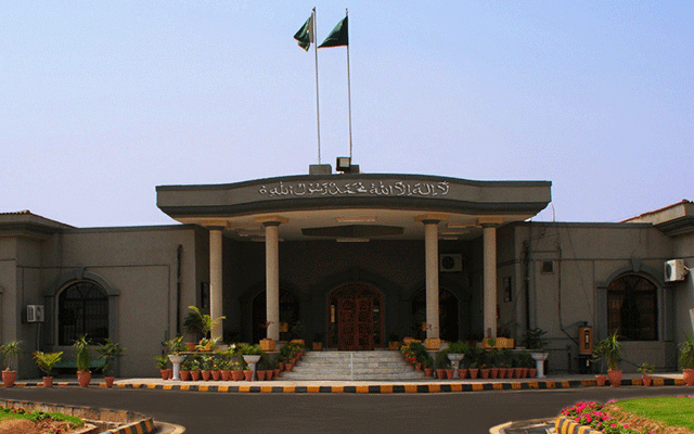 ارشد شریف معاملے پر چیف جسٹس اطہر من اللہ نے ریمارکس دیئے کہ آج صرف اسی کیس کی سماعت کیلئے آیا ہوں، یہ ایک افسوسناک واقعہ ہوا ہے، اس مرحلے پر کمیشن بنانے کا کوئی فائدہ نہیں ہوگا
