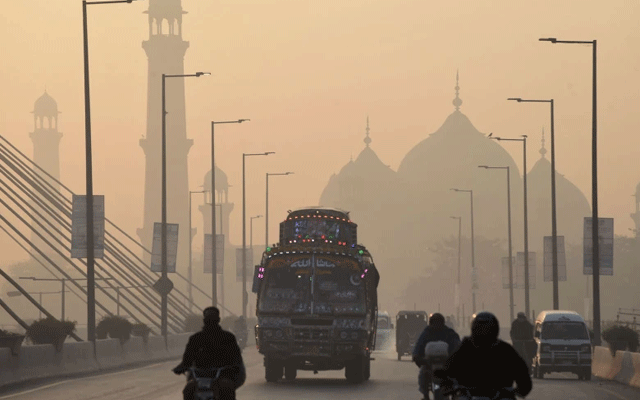 لاہور شہر میں سموگ کے ڈیرے، اے کیو آئی 342 کے ساتھ لاہور آلودہ ترین شہروں کی فہرست میں پہلے نمبر پر آگیا