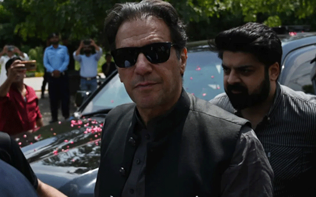 چیئرمین تحریک انصاف عمران خان جاں بحق خاتون رپورٹر صدف نعیم کے گھر پہنچے جہاں انہوں نے صدف نعیم کے اہلخانہ سے اظہار تعزیت کیا