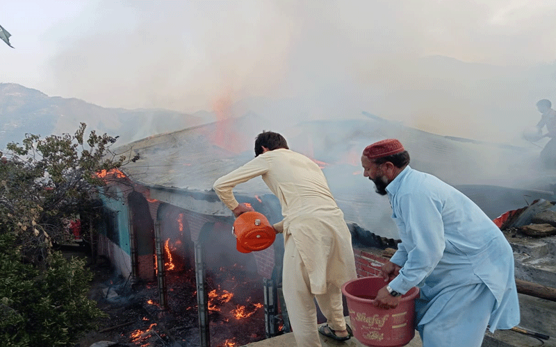  شانگلہ: بجلی کے شارٹ سرکٹ کے باعث آگ بھڑک اٹھی، قیمتی سامان جل گیا