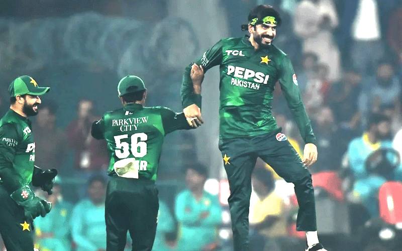سہ فریقی سیریز، پاکستان کے عثمان طارق نے زمبابوے کے خلاف ہیٹرک کرلی